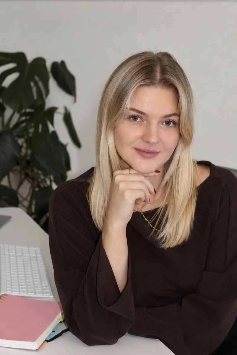 Emily von scrollwert. am Schreibtisch