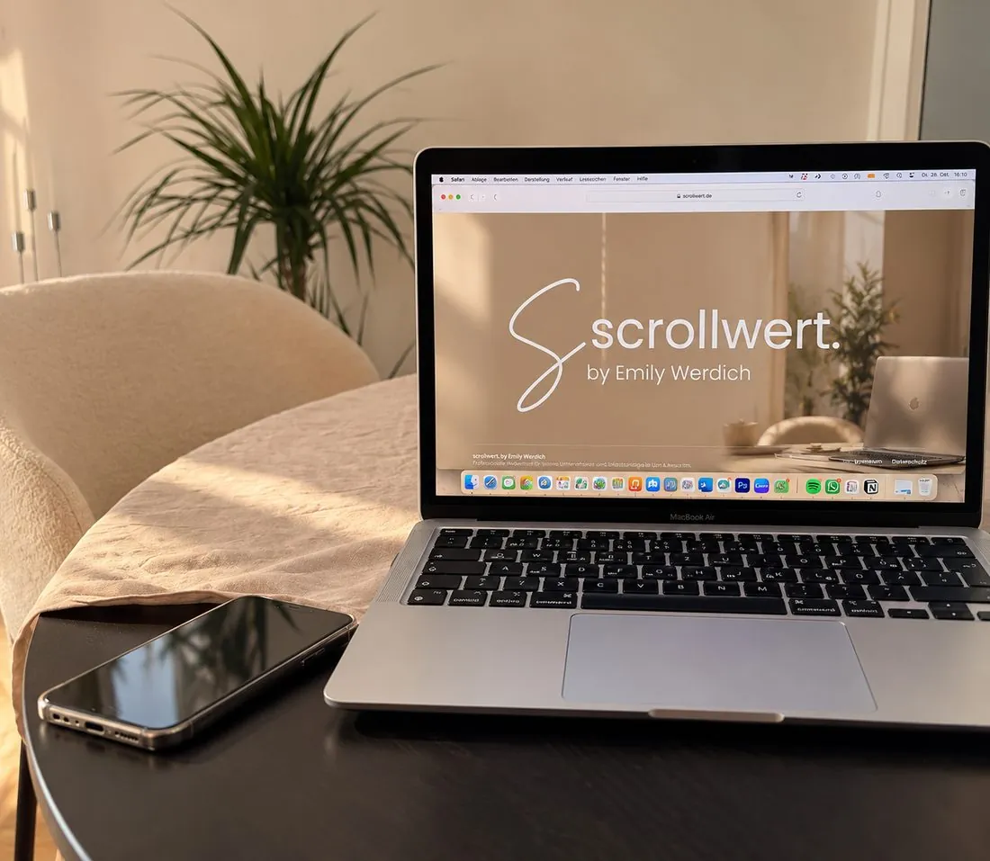 Laptop mit der scrollwert. Website auf einem gemütlichen Arbeitsplatz